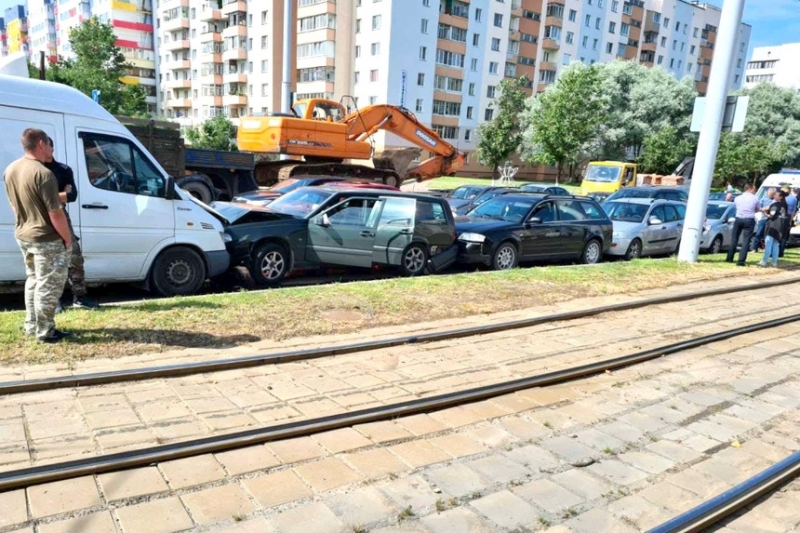 Из-за неисправности в рулевом Sprinter в Витебске выехал на встречку и протаранил четыре машины