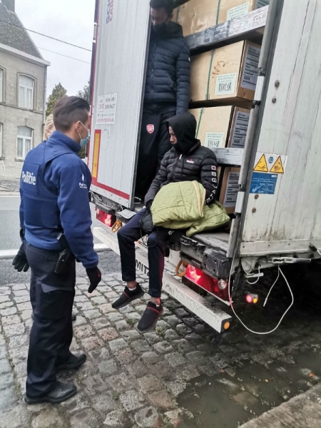 Дальнобойщик рассказал, как в его фуру пробрались нелегалы