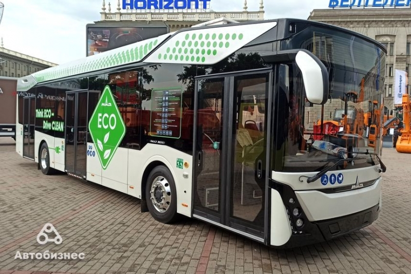 Новый электробус "Белкоммунмаш", "шоустоппер" от МТЗ и хэтчбек Geely. В Минске проходит выставка "Судьба гигантов"