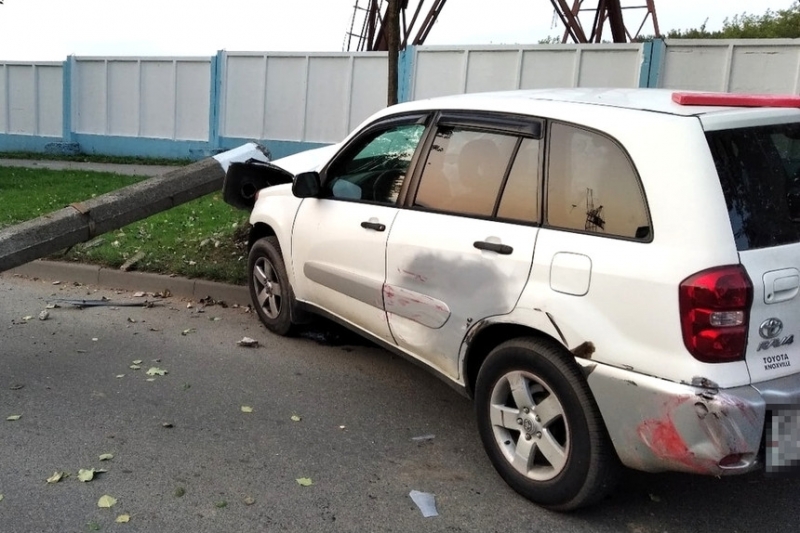 Автопоезд DAF отправил в столб Toyota RAV4 в Витебске
