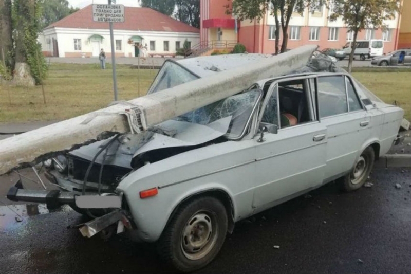 В Бобруйске мужчина, угрожая водителю осколком стекла, угнал автомобиль и в Жлобине "снёс" столб