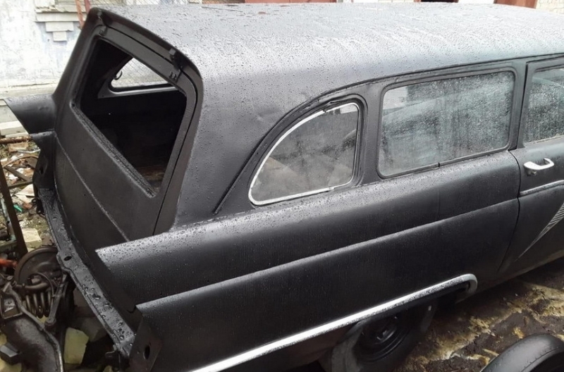 Редчайший санитарный ГАЗ-13С "Черный доктор" выставлен на продажу в России