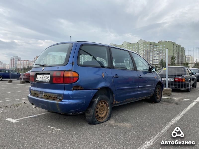 ​Даже на платных стоянках! Как брошенные автомобили побеждают закон