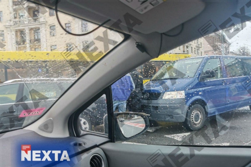 Фотофакт: на площади Победы в Минске - ДТП с микроавтобусом без номерных знаков