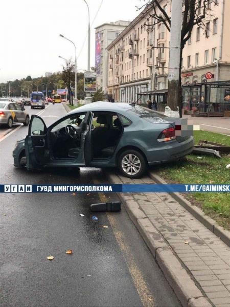 На проспекте Независимости Volkswagen врезался в столб