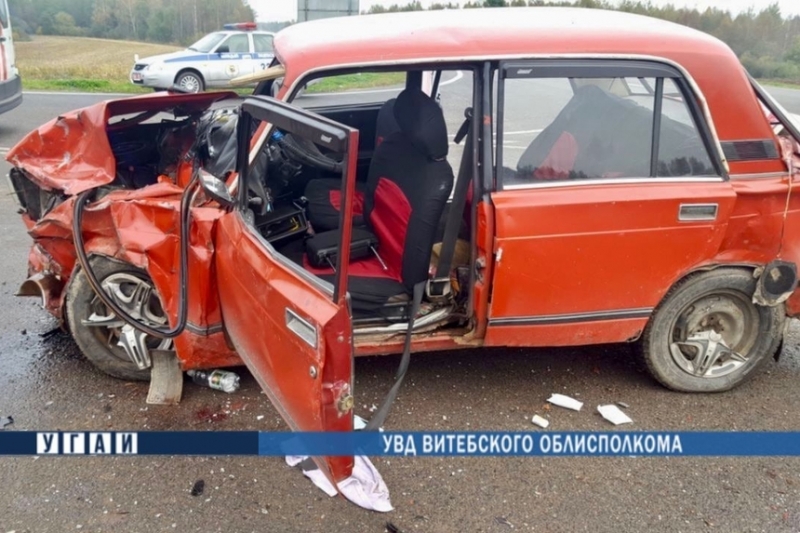 Водитель и пассажир "пятерки" попали в больницу после столкновения с Mitsubishi под Витебском
