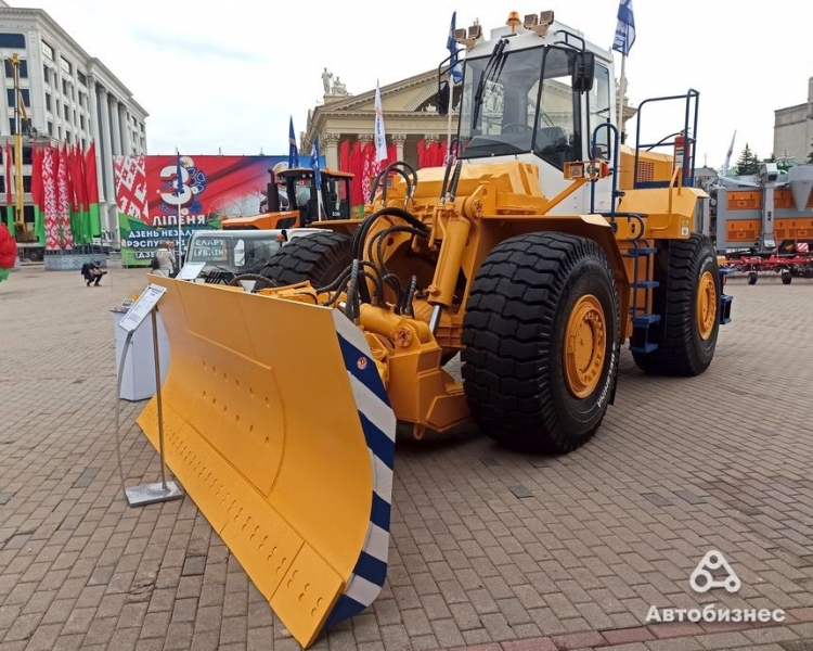 Новый электробус "Белкоммунмаш", "шоустоппер" от МТЗ и хэтчбек Geely. В Минске проходит выставка "Судьба гигантов"