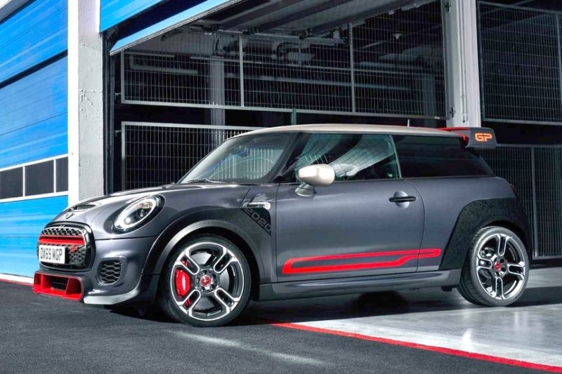 Видеоблогер разбил новенький Mini JCW GP через 15 минут после покупки - аварию сняли на видео