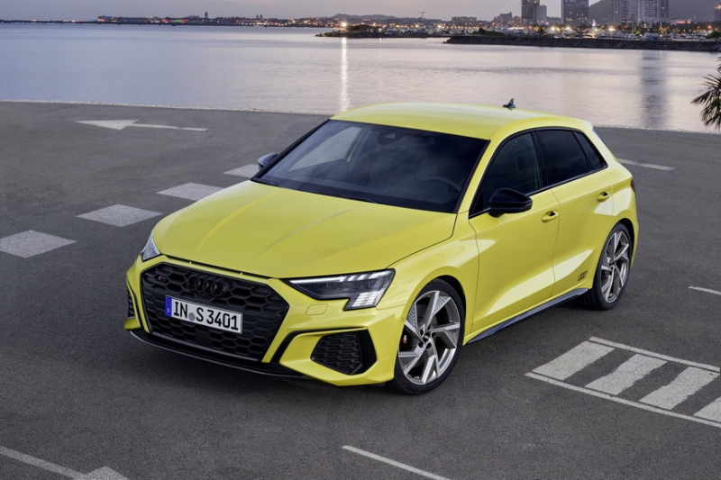 До первой "сотни" за 4,8 секунды: Audi представила новое поколение S3