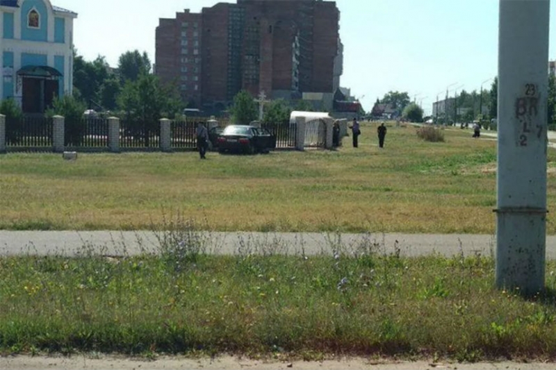 В Бобруйске водитель умер за рулем - автомобиль въехал в забор церкви