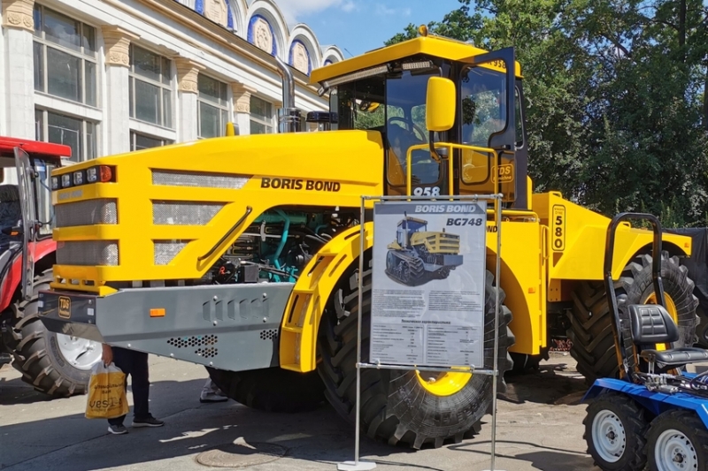 Сверхмощный украинский трактор на шасси советского К-700 “Кировец” презентовали в Киеве