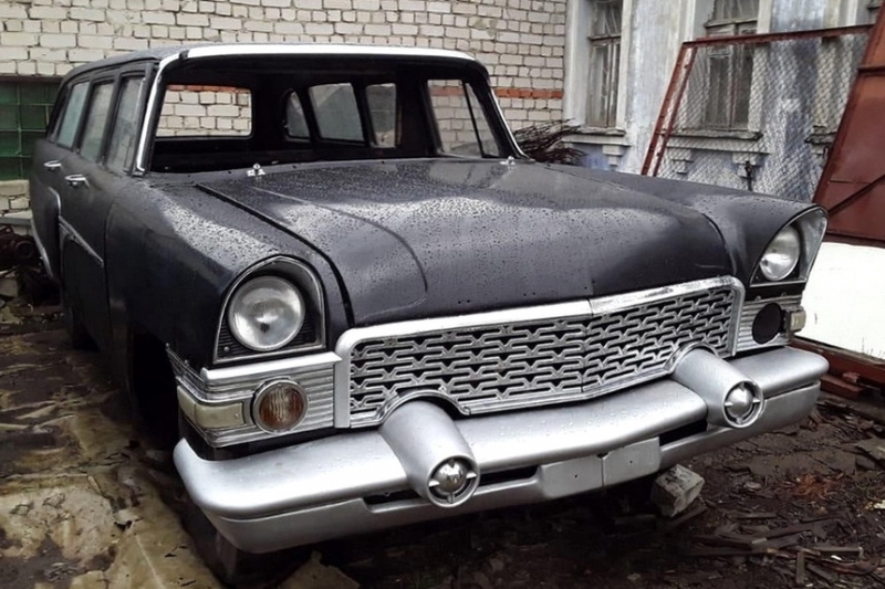 Редчайший санитарный ГАЗ-13С "Черный доктор" выставлен на продажу в России