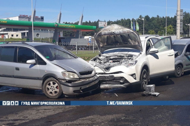 Три автомобиля столкнулись в Минске - моторный отсек Toyota загорелся