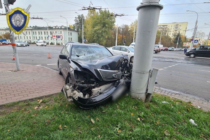 В Минске Lexus вылетел на тротуар и сбил пешеходов – один погиб, другой в реанимации