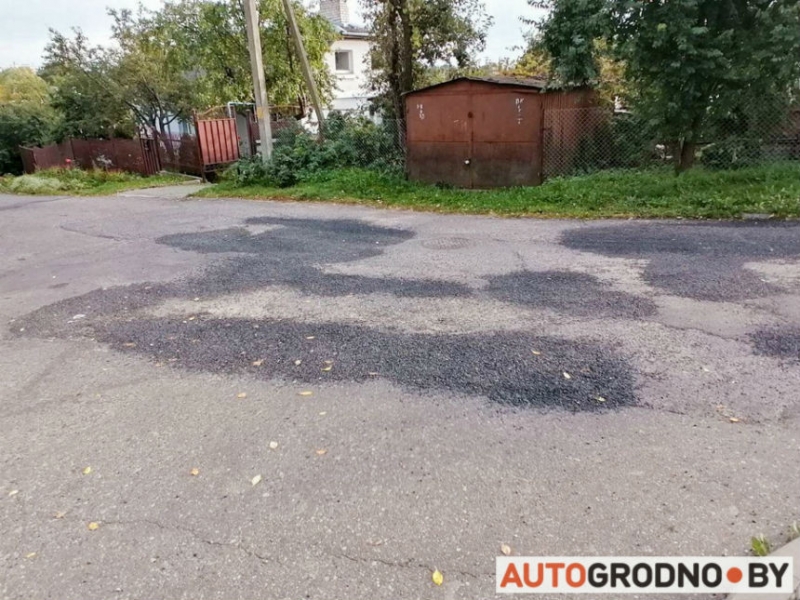 В Гродно в яме нарисовали бело-красно-белые полоски. Дорожники отремонтировали всю улицу