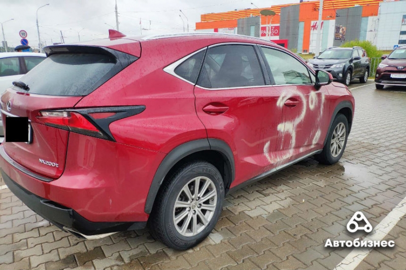 Вандалы изрисовали и поцарапали Lexus в Минске