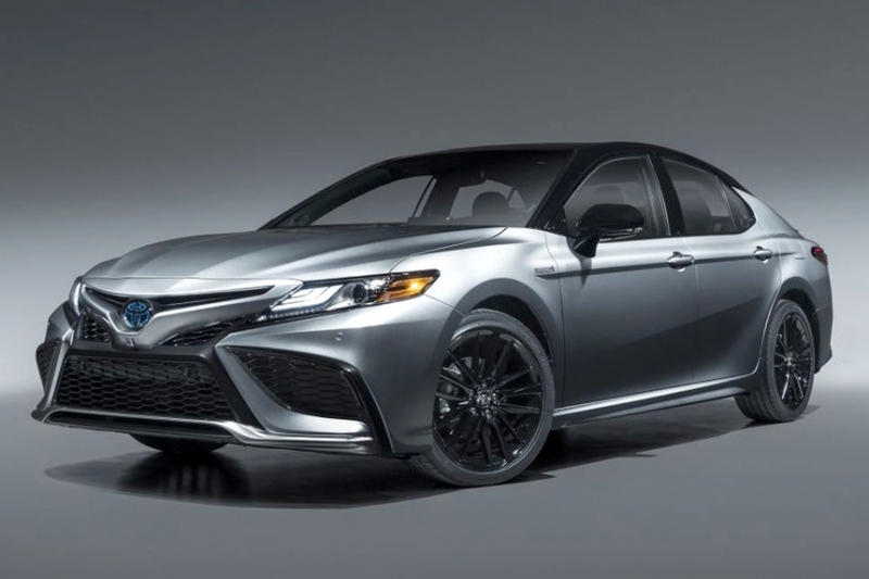 Toyota намерена захватить рынок седанов, пока конкуренты от них отказываются