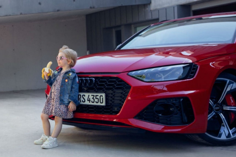Audi выпустила рекламу с девочкой и бананом. Она возмутила многих