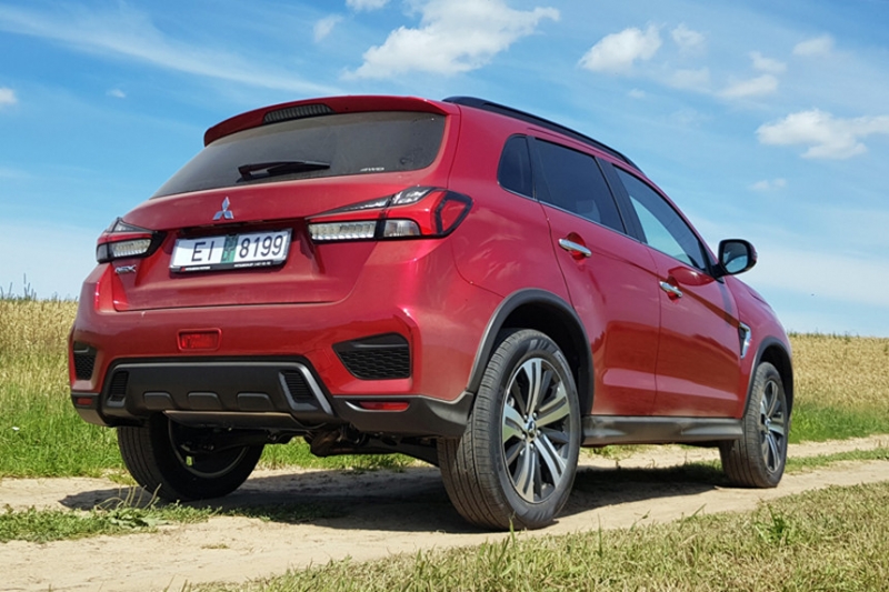 Японский, откуда не взгляни. Изучаем новый кроссовер Mitsubishi глазами потенциального покупателя