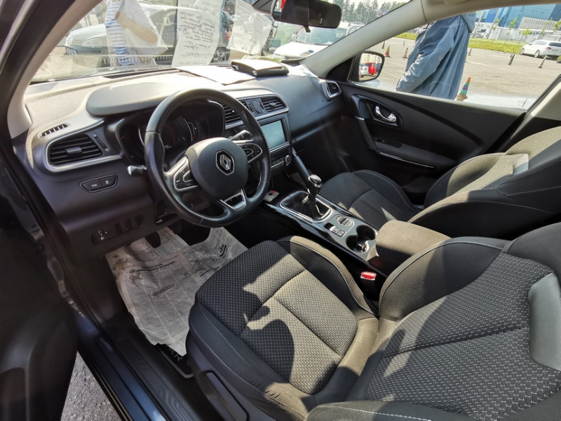 Жив, курилка? Репортаж с авторынка в Ждановичах