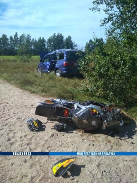 Мотоциклист разбился насмерть, врезавшись в Ford. В легковушке ехали двое детей