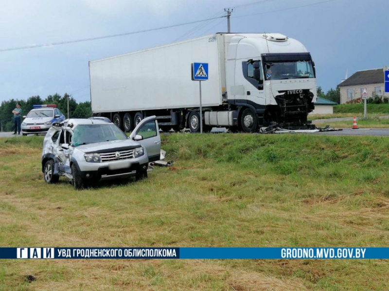 В Новогрудском районе Renault Duster попал под фуру - погибла пассажирка