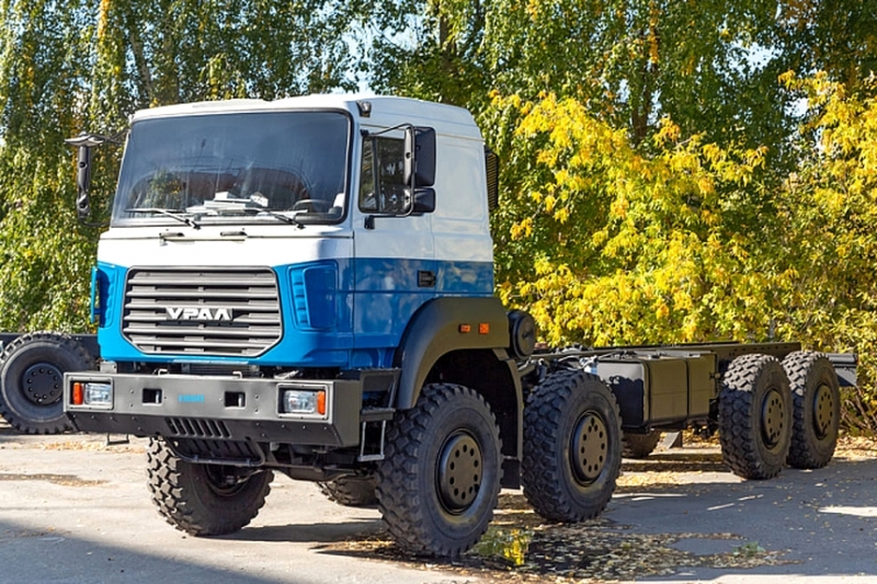 Автозавод "Урал" освоил выпуск шасси 8х8 тяжелого класса - таких в Миассе еще не делали