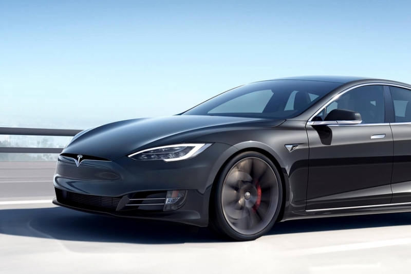 Tesla Model S разогналась на автопилоте до 150 км/ч, уходя от полиции, пока водитель спал