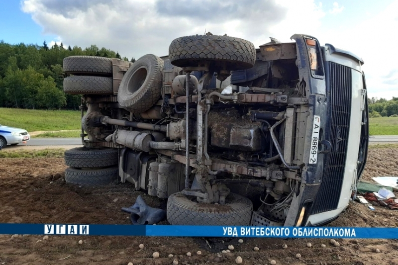 Самосвал МАЗ опрокинулся под Витебском - водитель госпитализирован