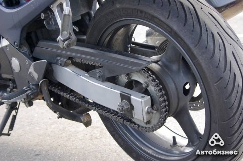 Какие плюсы и минусы есть у Kawasaki ZR-7 2001 года выпуска?