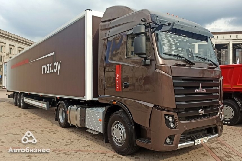 Новый электробус "Белкоммунмаш", "шоустоппер" от МТЗ и хэтчбек Geely. В Минске проходит выставка "Судьба гигантов"