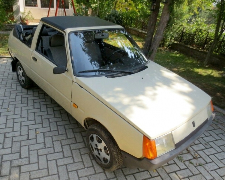 Уникальный ЗАЗ-11025 "Таврия" с кузовом ландо нашли в Македонии
