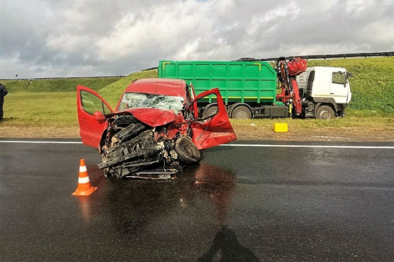 При съезде с М1 Peugeot попал под МАЗ – водитель серьезно пострадал