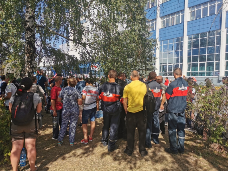 "Хотим показать позицию, а не остановить завод". Что происходит на белорусских предприятиях в понедельник?