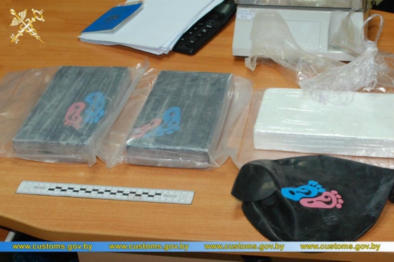 В Котловке в личных вещах литовского дальнобойщика нашли около 160.000 доз кокаина