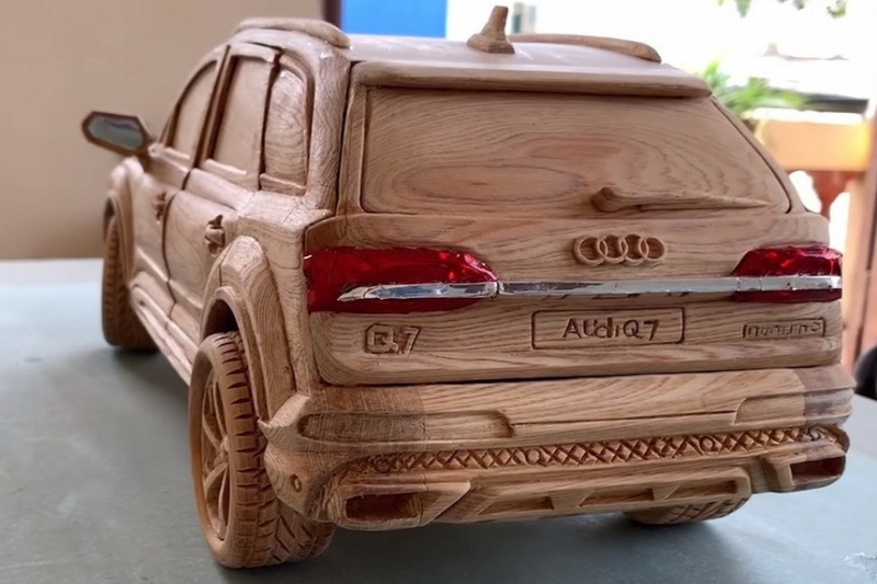 Удивительно точную копию Audi Q7 сделали из дерева по фотографиям из Интернета
