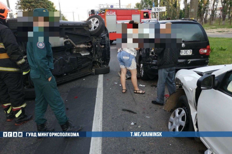 В Минске Geely Atlas протаранил четыре автомобиля и опрокинулся. Водитель была пьяна