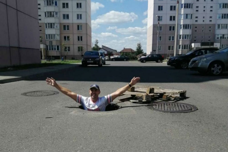Гомельчанин залез в яму, чтобы привлечь внимание к проблеме во дворе. И сработало!