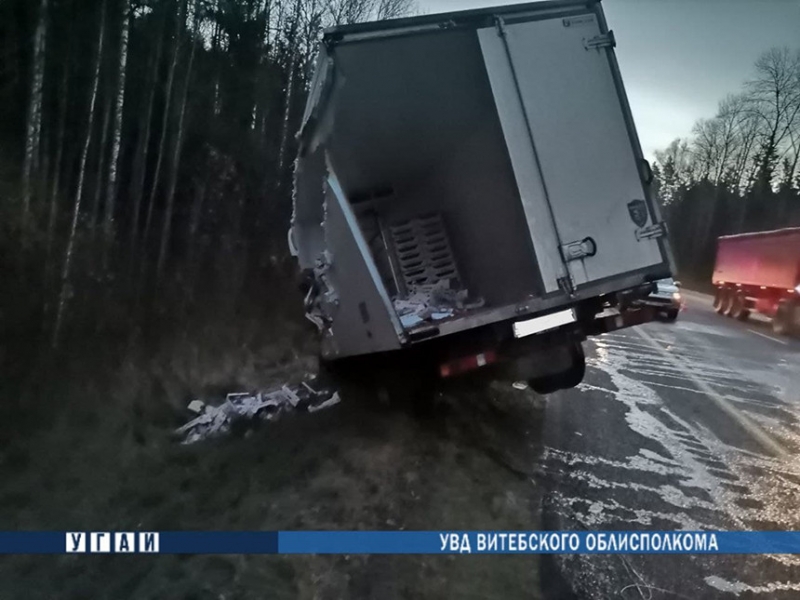На трассе Минск - Витебск столкнулись два грузовика - один из водителей в реанимации