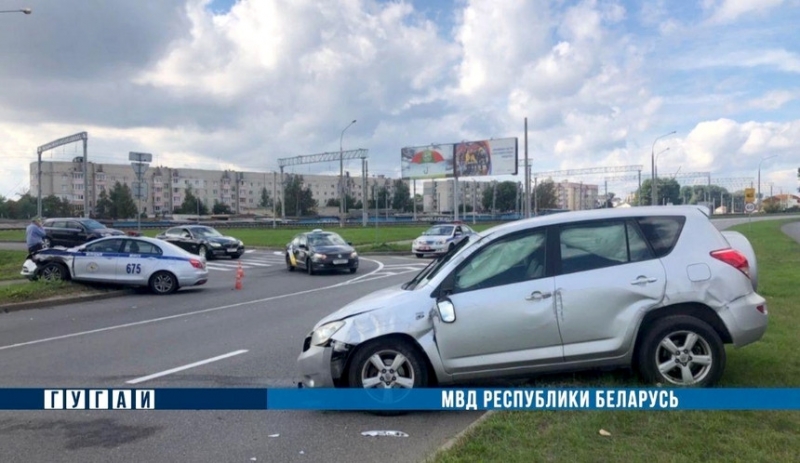 В районе съезда с внешнего кольца МКАД столкнулись Geely ГАИ и Toyota – госпитализированы оба водителя