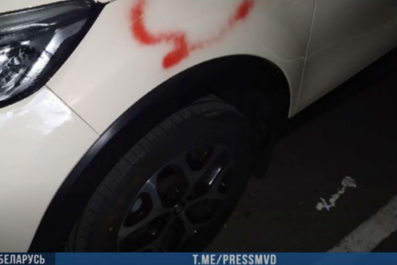 Прокололи шины, запенили двери - под Минском повредили авто жены милиционера