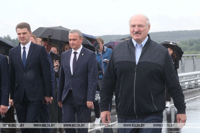 Лукашенко: надо привести в порядок дороги от центра области до райцентров