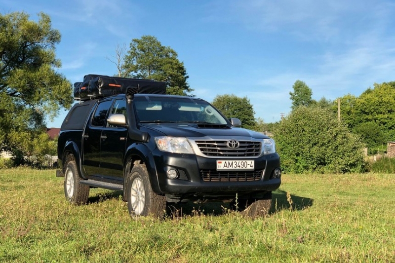 "Мечтаем доехать до Кейптауна". Семья из Гродно сделала из Toyotа Hilux машину для путешествий по глухим местам