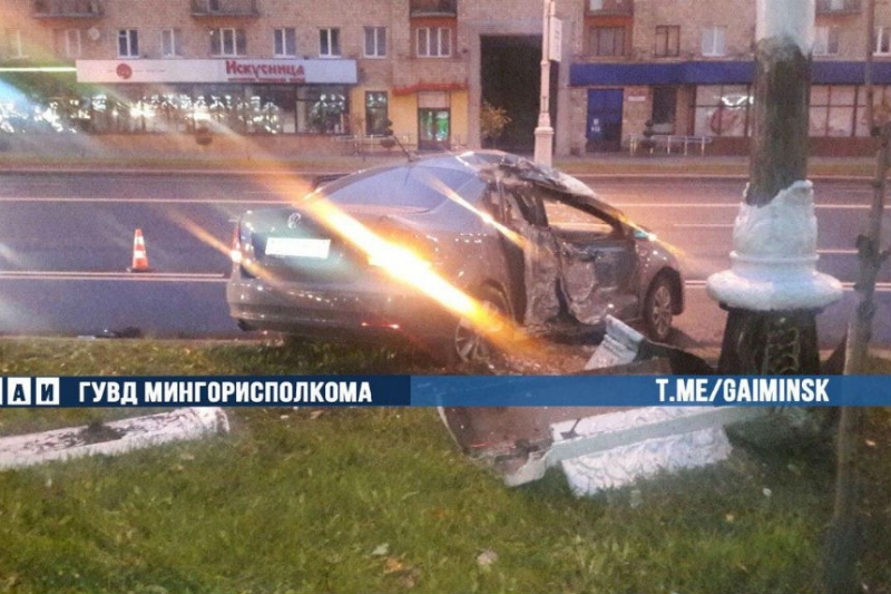 На проспекте Независимости Volkswagen врезался в столб