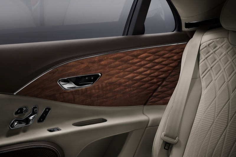 Салон флагманского седана Bentley приукрасят деревянными вставками с 3D-эффектом