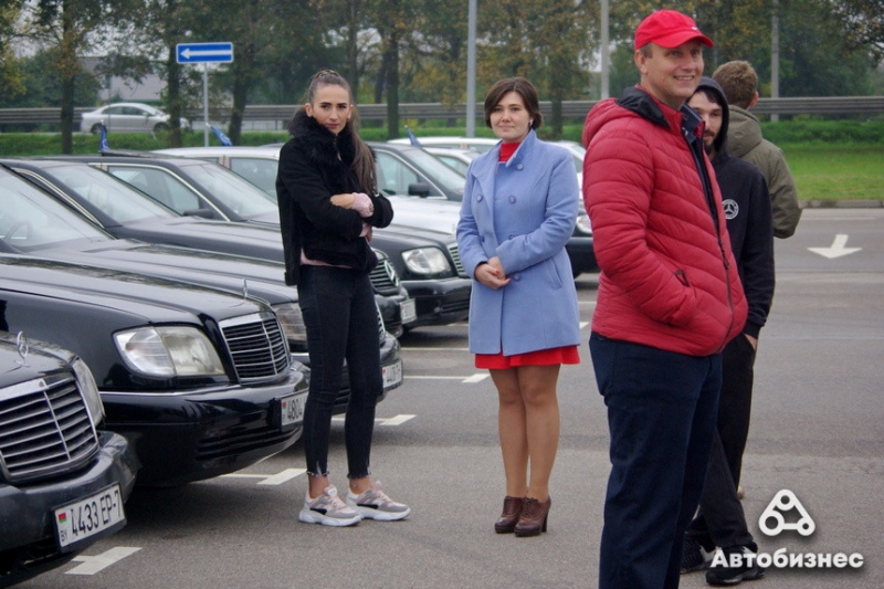 "Живые" машины либо продают в кругу знакомых, либо не продают вообще". Владельцы 140-х Mercedes собрались на встречу