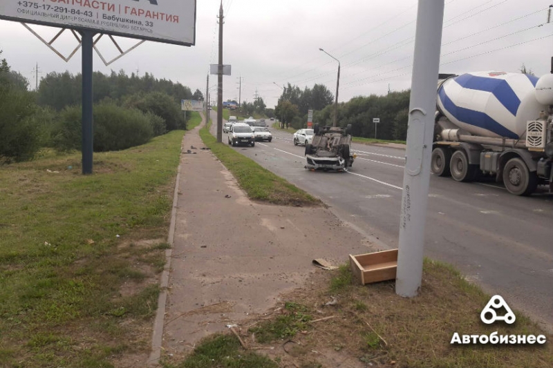 Автомобиль Яндекс.Такси опрокинулся на крышу в Минске