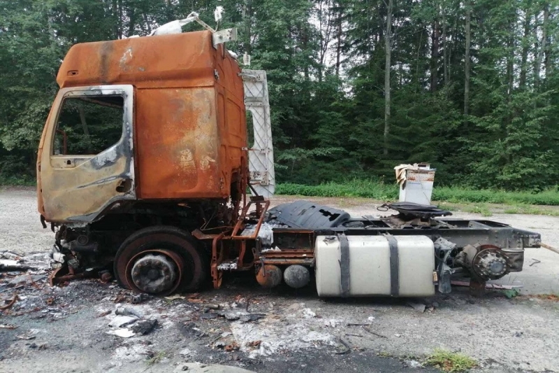 Водитель пытался потушить горящий автомобиль и погиб. Почему страховая не захотела платить
