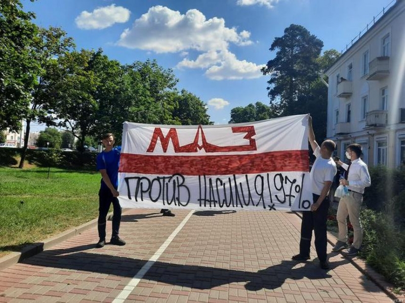 "Хотим показать позицию, а не остановить завод". Что происходит на белорусских предприятиях в понедельник?