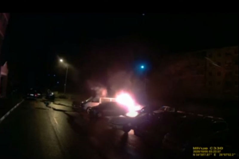 В Новолукомле перед домом загорелись четыре автомобиля